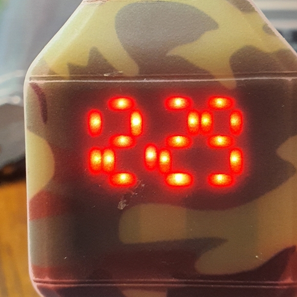10/$20 Accutime Camouflage Digital Touch Silicone Boy's Watch - Picture 1 of 4